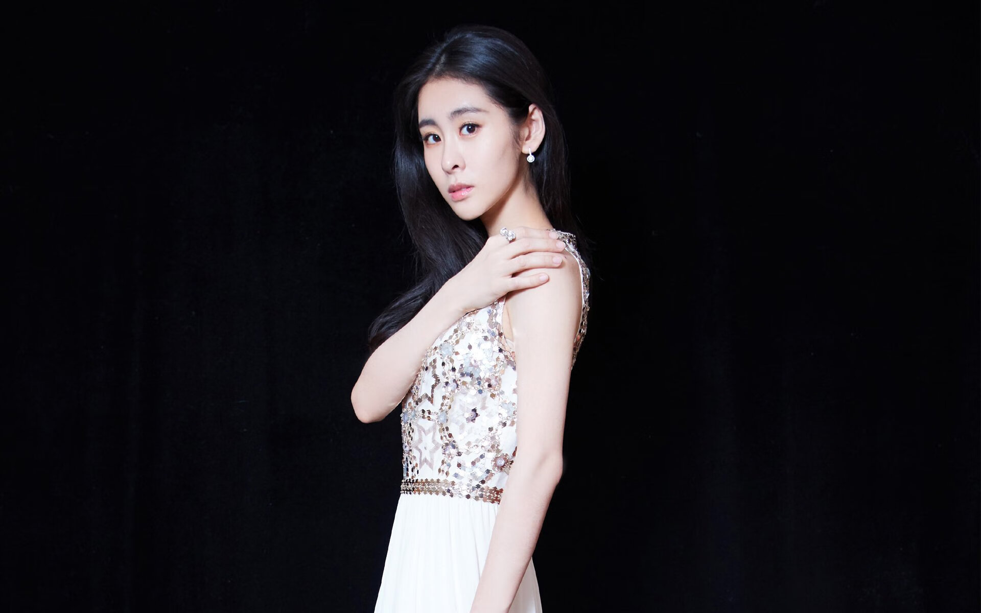 爱游戏在线登录入口-赛场上队员积极拼搏，展现出色表现，形容比赛队员