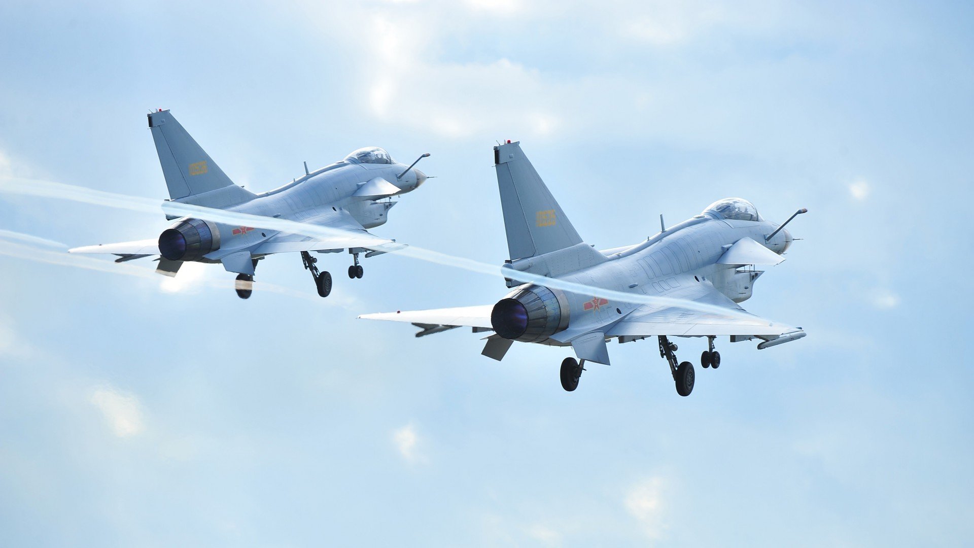 赛场上队员积极拼搏,展现出色表现,形容比赛队员