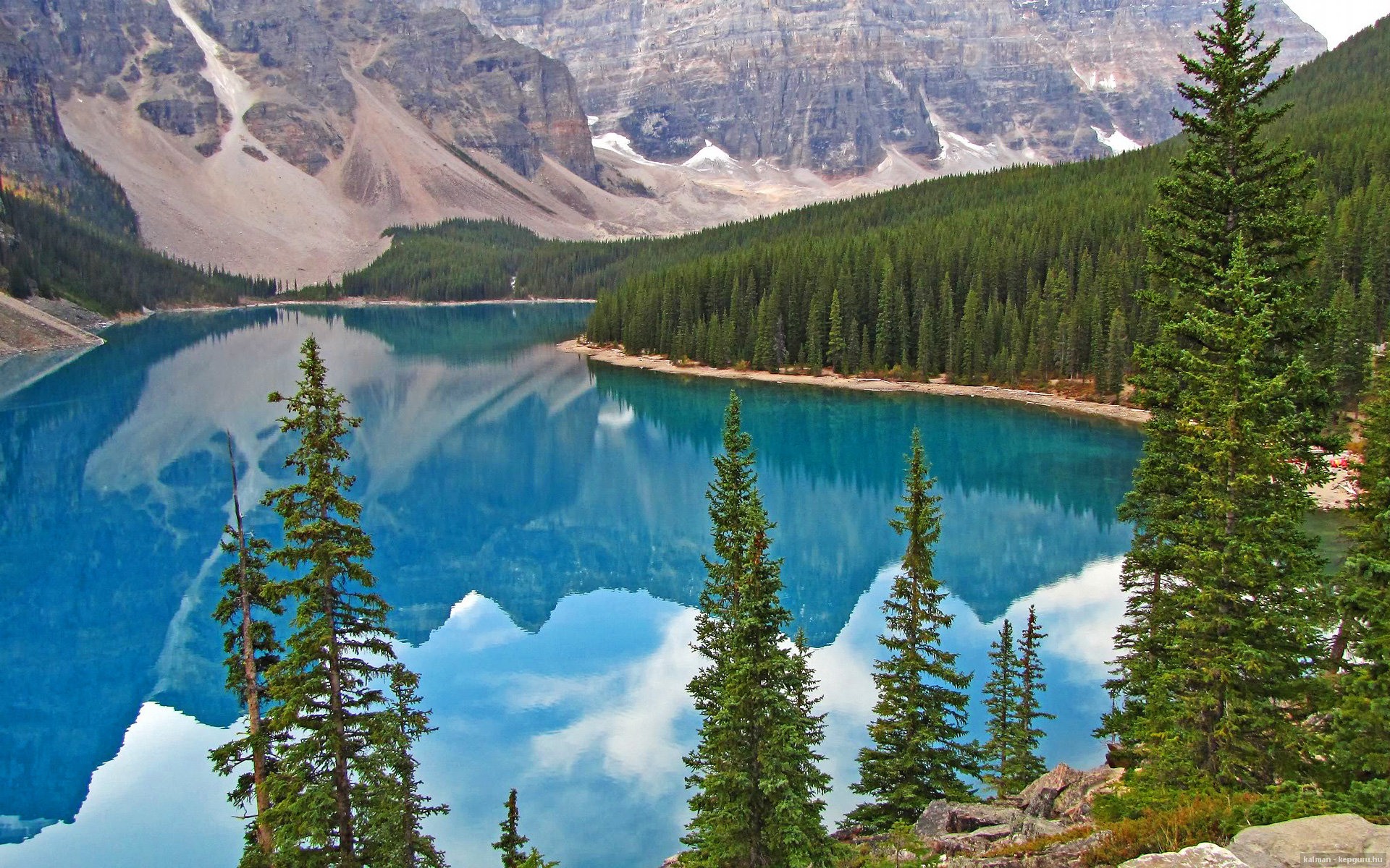 掘金队约基奇成为首位背靠背三双场均中锋,掘金队约基奇之前的中锋