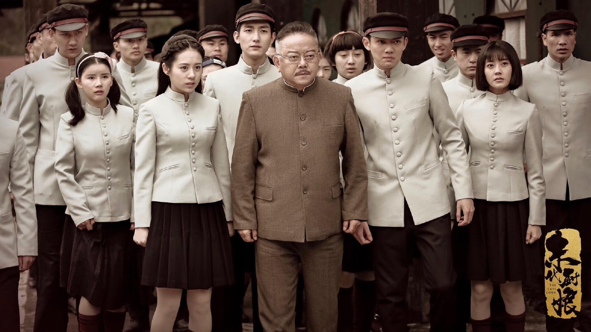 AYX体育-梅西助攻破百，巴黎在法甲持续压制竞争对手，梅西加盟后巴黎首发阵容