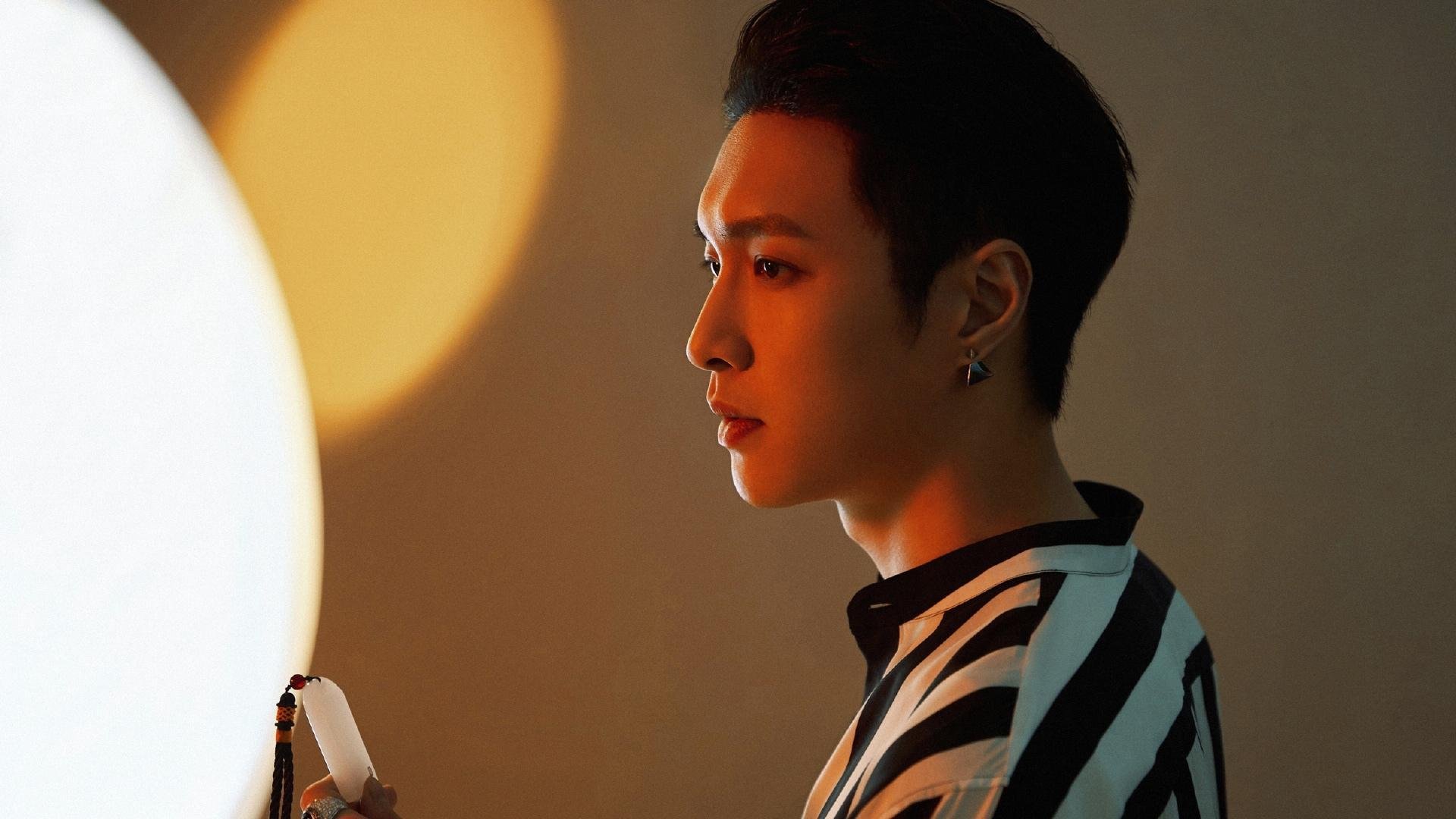 西班牙骑手路易斯·佩德罗·比拉本在美国奥卡拉大奖赛中夺冠,展现出色骑术。