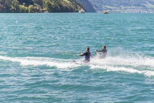 爱游戏体育官方网站-“快艇冲浪：东三叉湖赛场极速角逐，掀起水上运动的新浪潮”